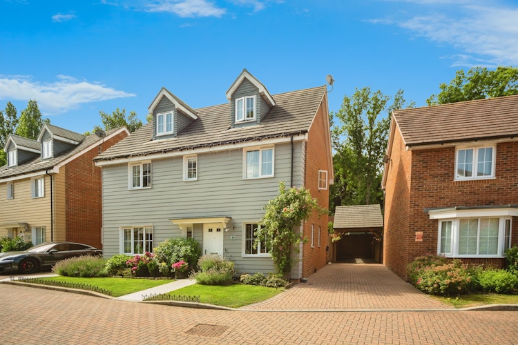 5 bedroom detached house