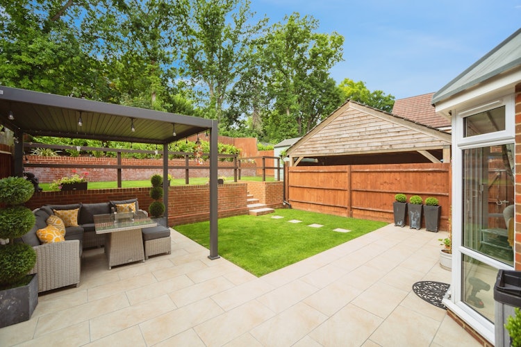 5 bedroom detached house