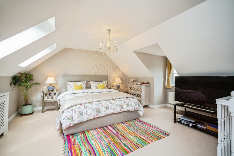 5 bedroom detached house