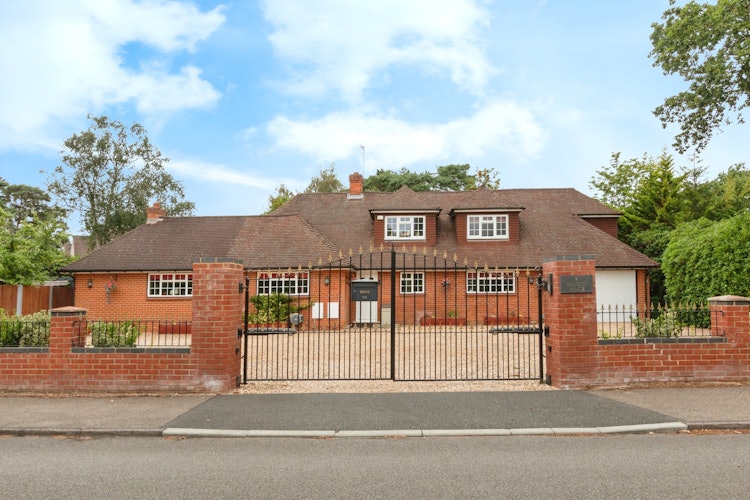 5 bedroom detached house