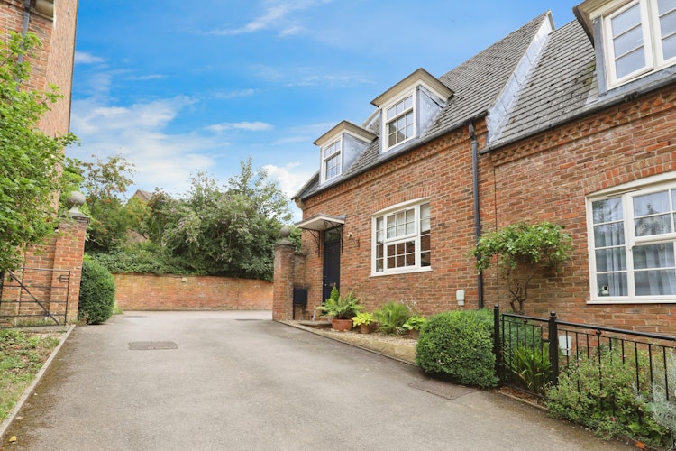 2 bedroom end of terrace house