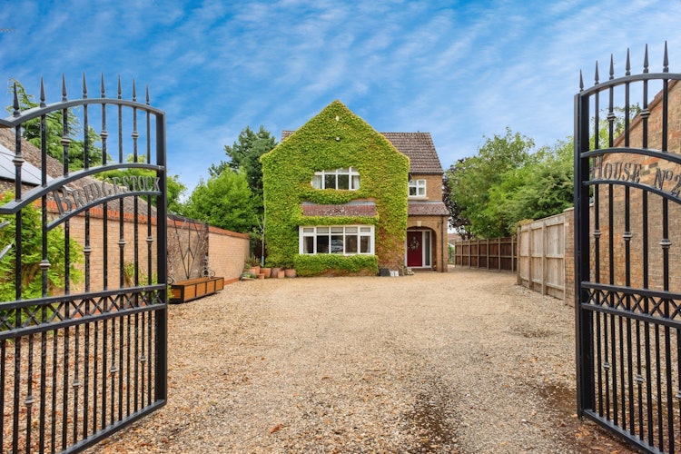 3 bedroom detached house