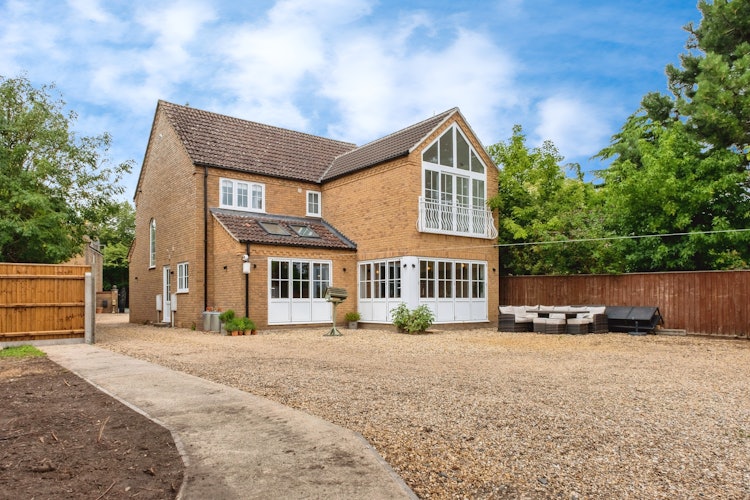 3 bedroom detached house