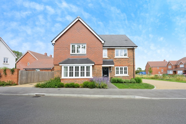 5 bedroom detached house