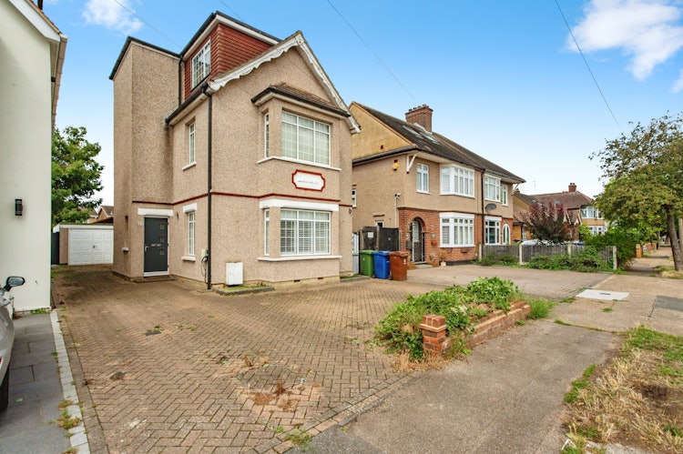 5 bedroom detached house