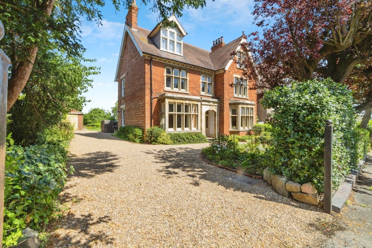 6 bedroom detached house