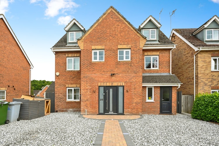 5 bedroom detached house