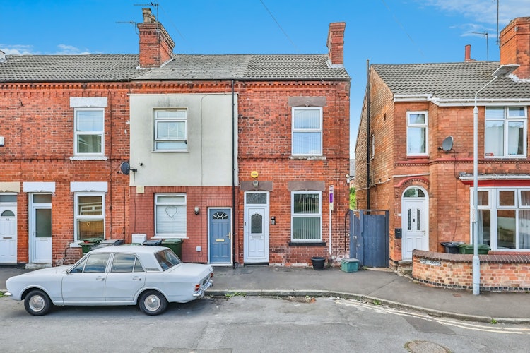 3 bedroom end of terrace house