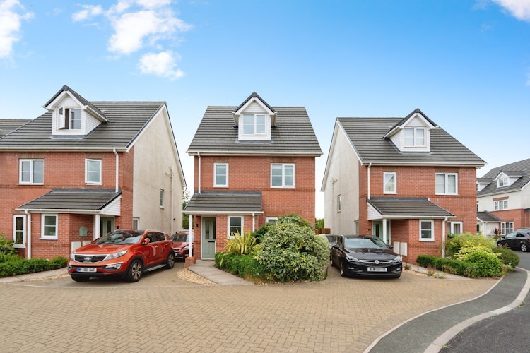 4 bedroom detached house