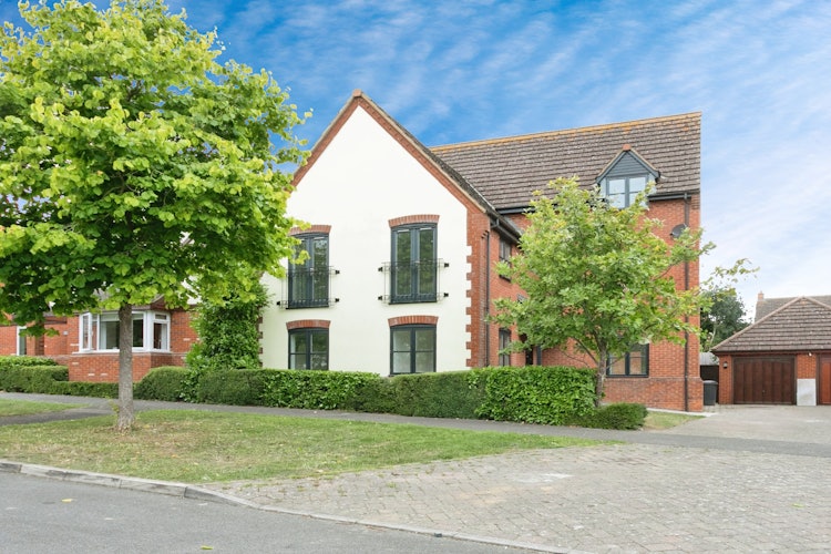 5 bedroom detached house