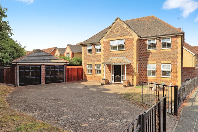 5 bedroom detached house