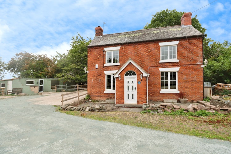 2 bedroom detached house