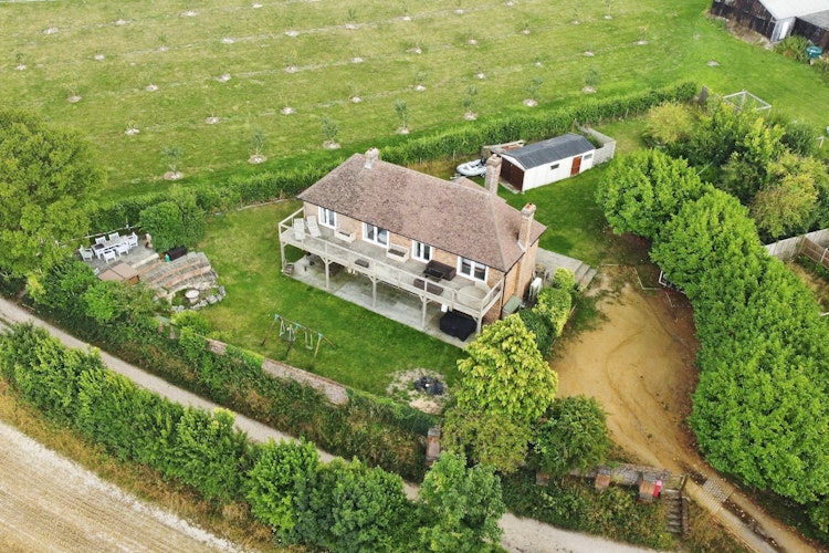 5 bedroom detached house
