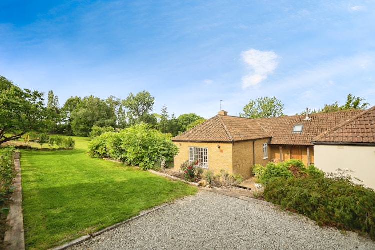 6 bedroom detached bungalow