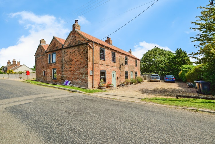5 bedroom detached house