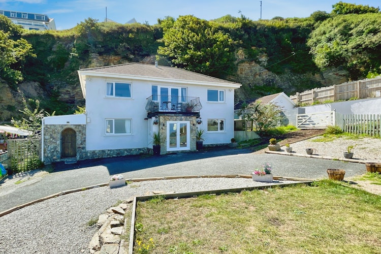 5 bedroom detached house