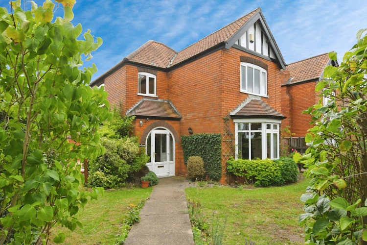3 bedroom detached house
