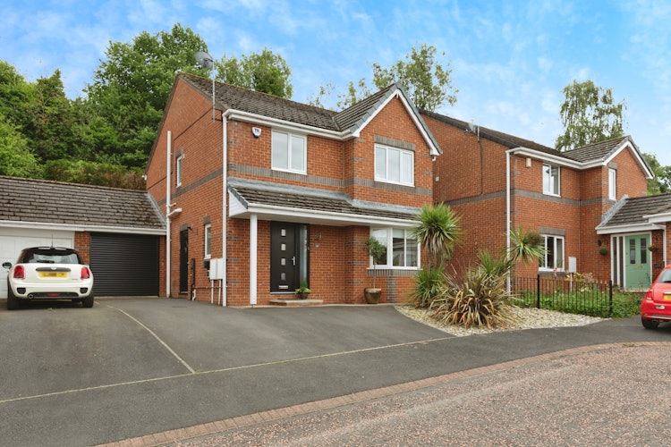4 bedroom link detached house