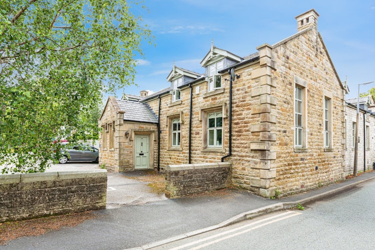 2 bedroom detached house