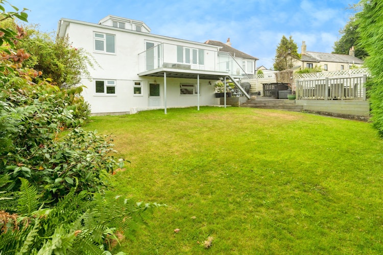 5 bedroom detached house