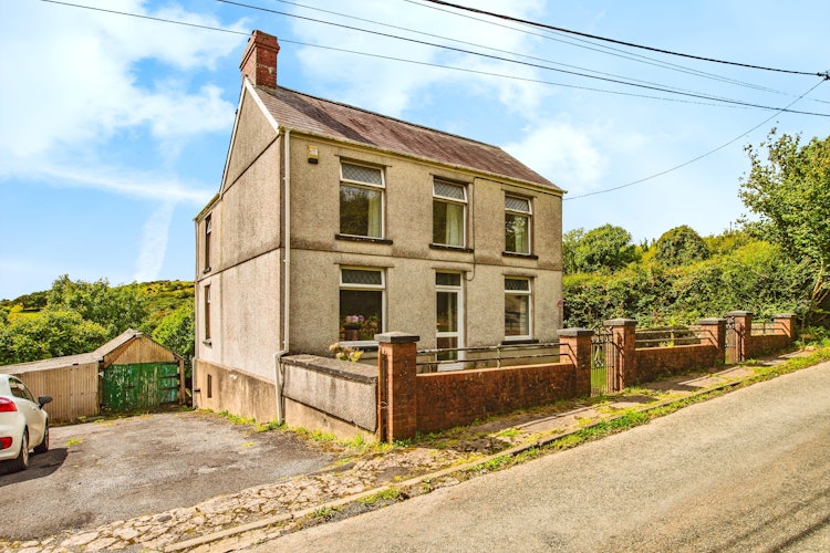 3 bedroom detached house