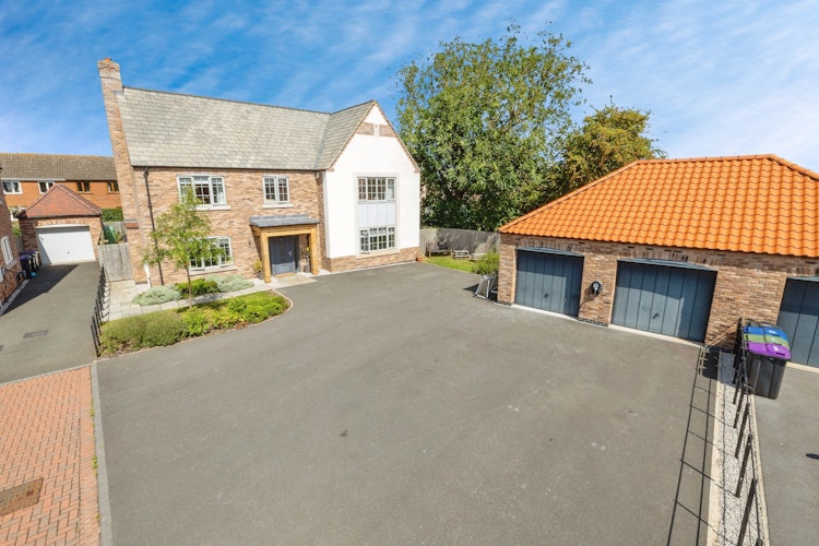 5 bedroom detached house