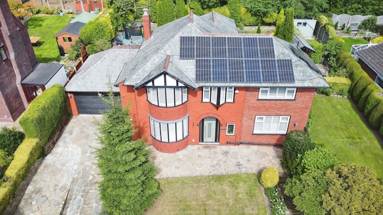 5 bedroom detached house