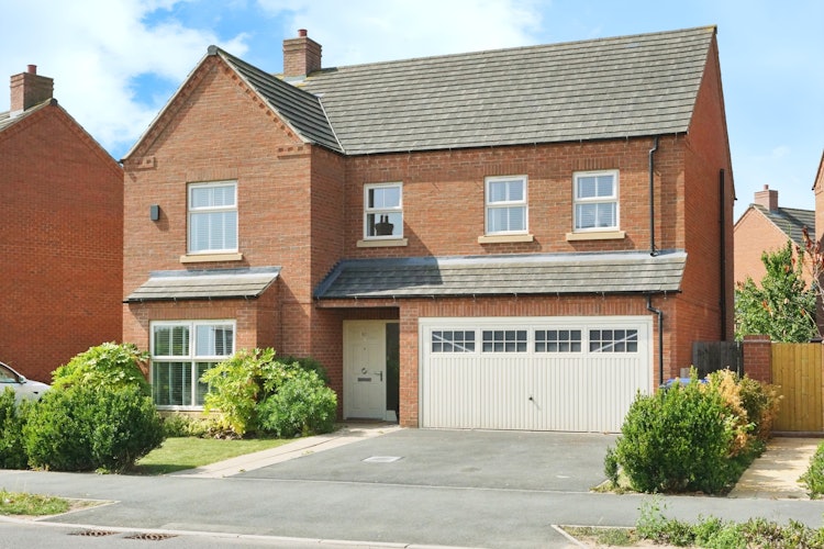 5 bedroom detached house