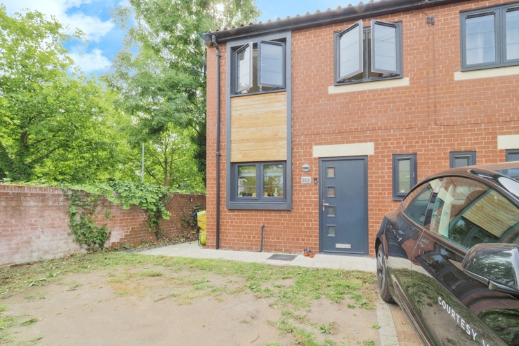 3 bedroom semi-detached house