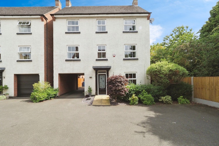 4 bedroom detached house