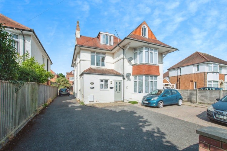 2 bedroom ground floor flat