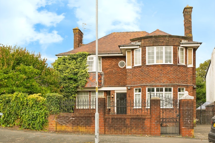 4 bedroom detached house