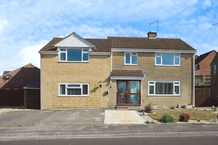 5 bedroom detached house