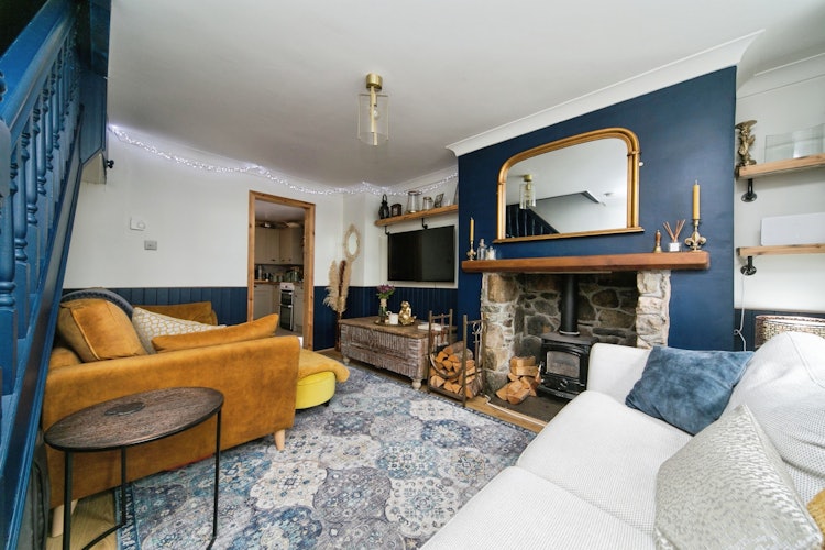 3 bedroom end of terrace house