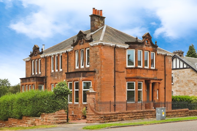 5 bedroom detached house
