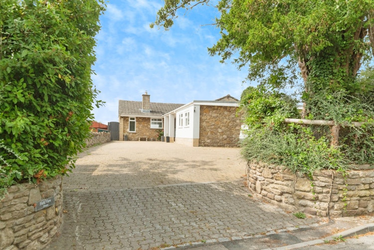 5 bedroom detached bungalow