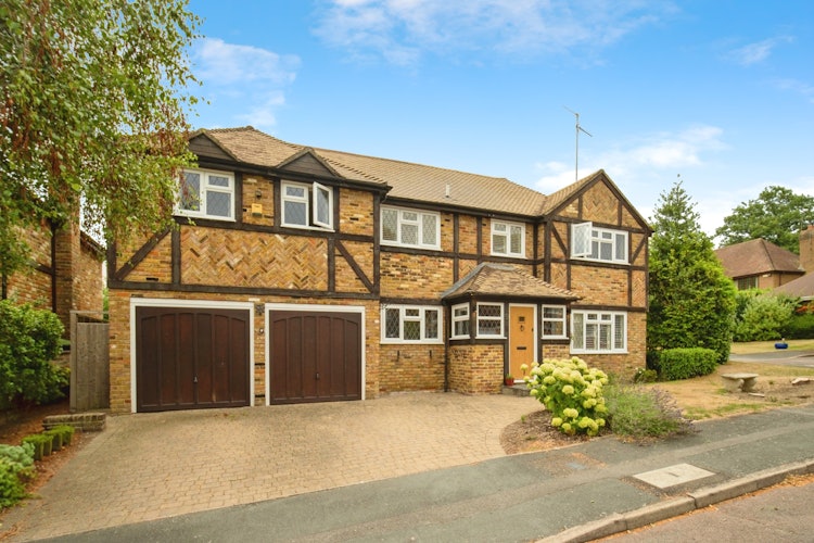 5 bedroom detached house