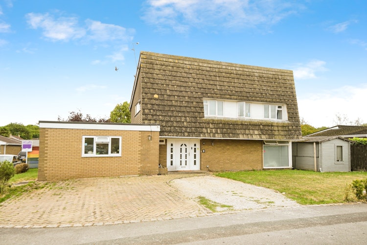 5 bedroom detached house