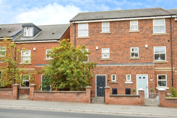 3 bedroom end of terrace house