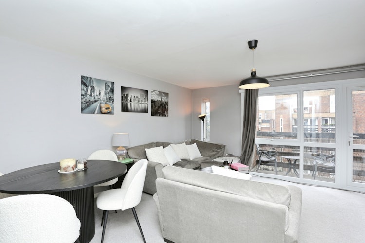 2 bedroom maisonette