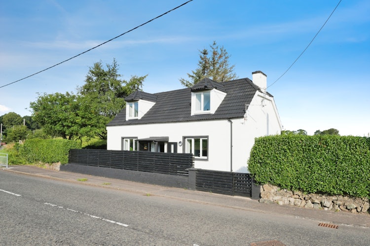 2 bedroom detached house