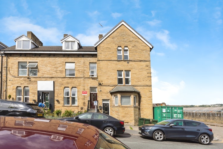 6 bedroom end of terrace house