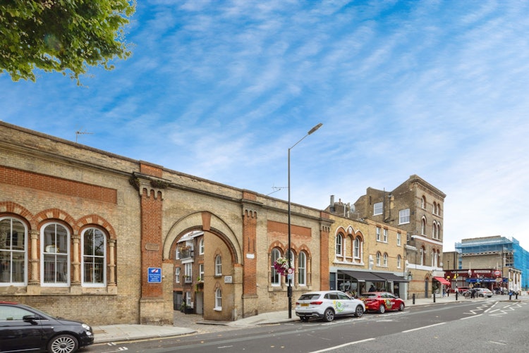 3 bedroom end of terrace house