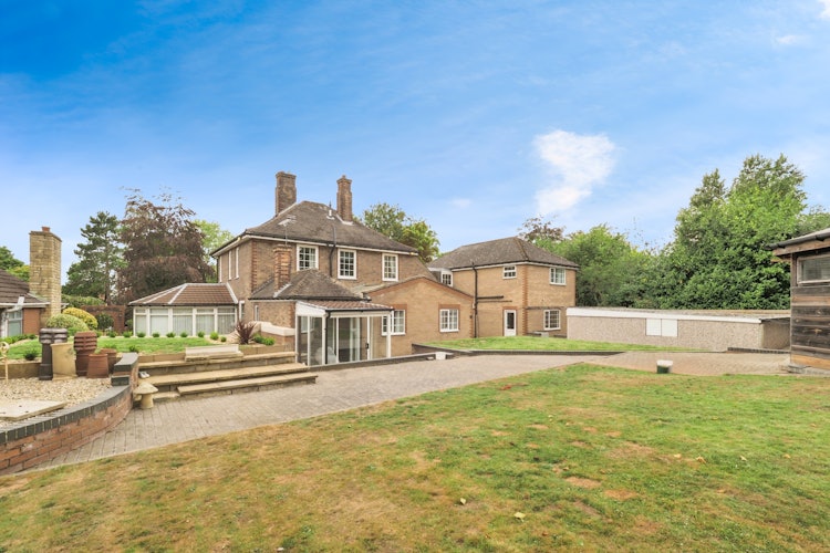 5 bedroom detached house