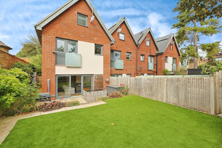 4 bedroom end of terrace house