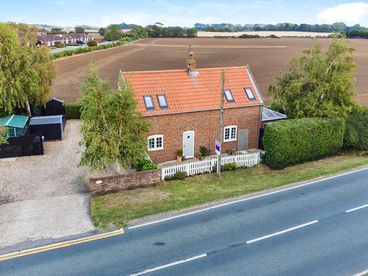 2 bedroom detached house