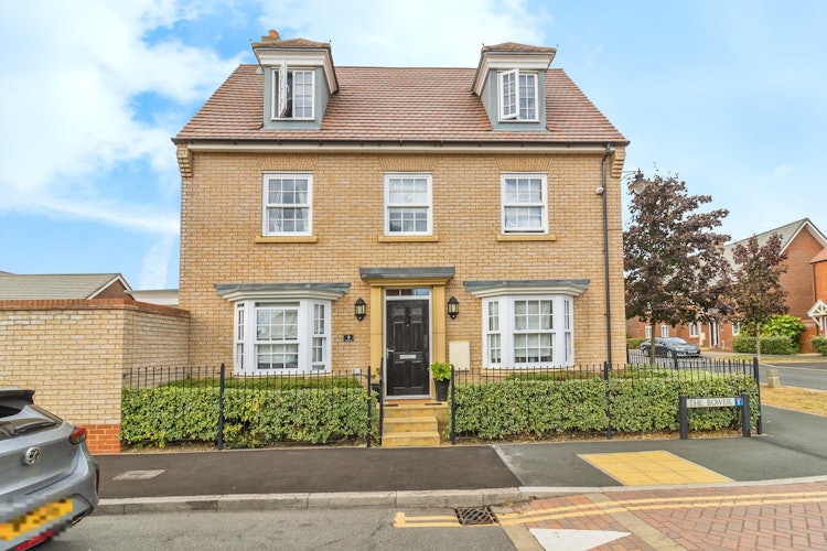 4 bedroom semi-detached house