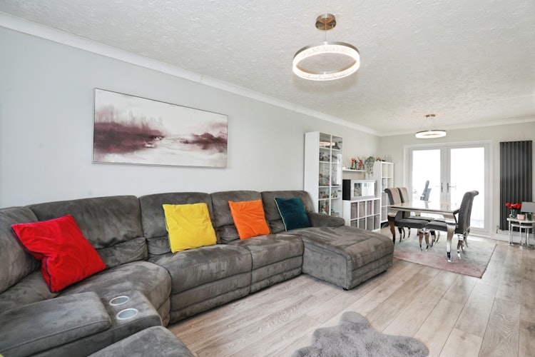 5 bedroom detached house