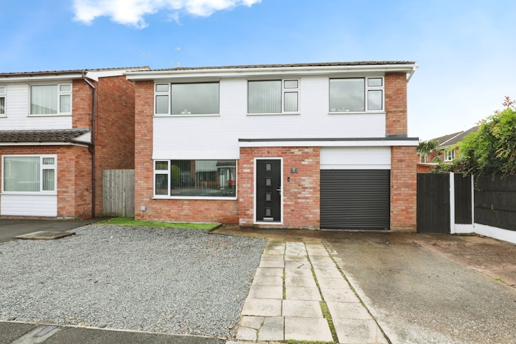 5 bedroom detached house