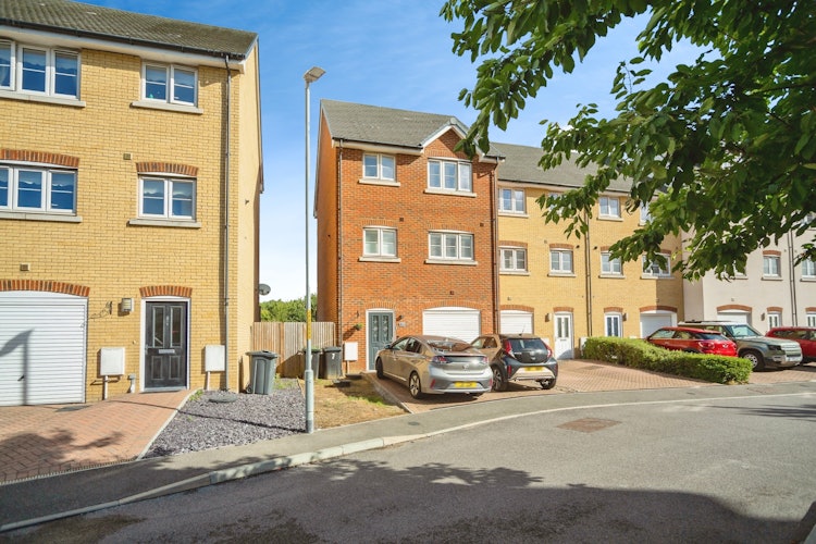 3 bedroom end of terrace house
